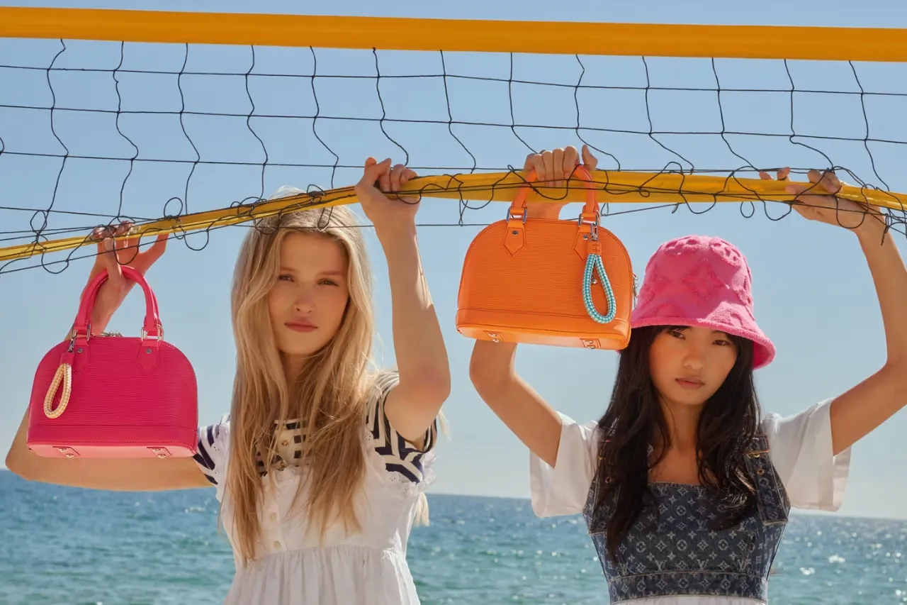 루이비통 리조트 2026 알마 BB 에피 레인보우 백 (alt텍스트 'the alma bb resort handbags of louis vuitton'로 확인됨)