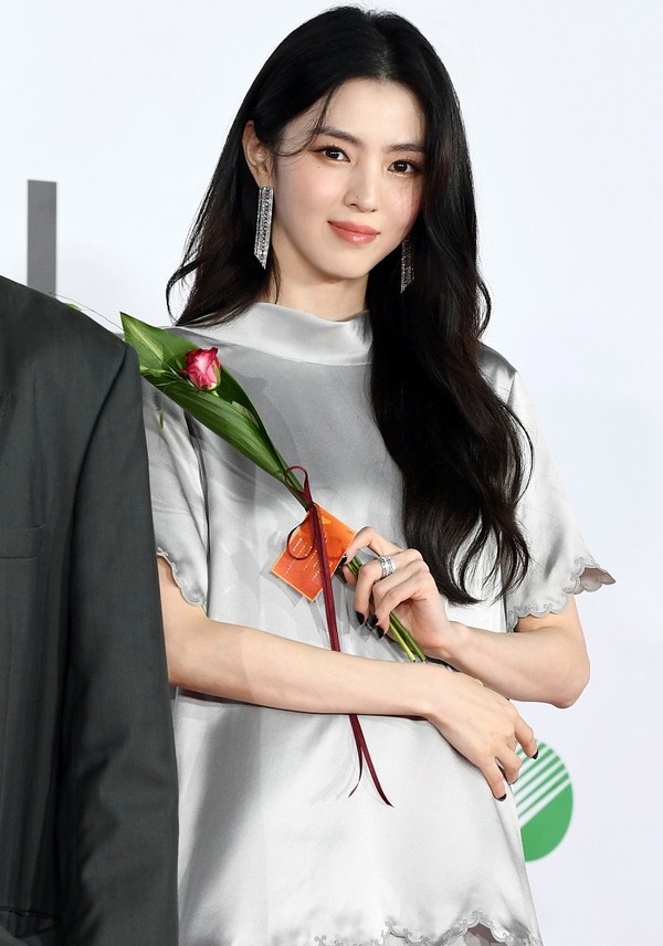 손예진의 부쉐론 벌새 — 부산국제영화제 레드카펫 2.6억 주얼리
