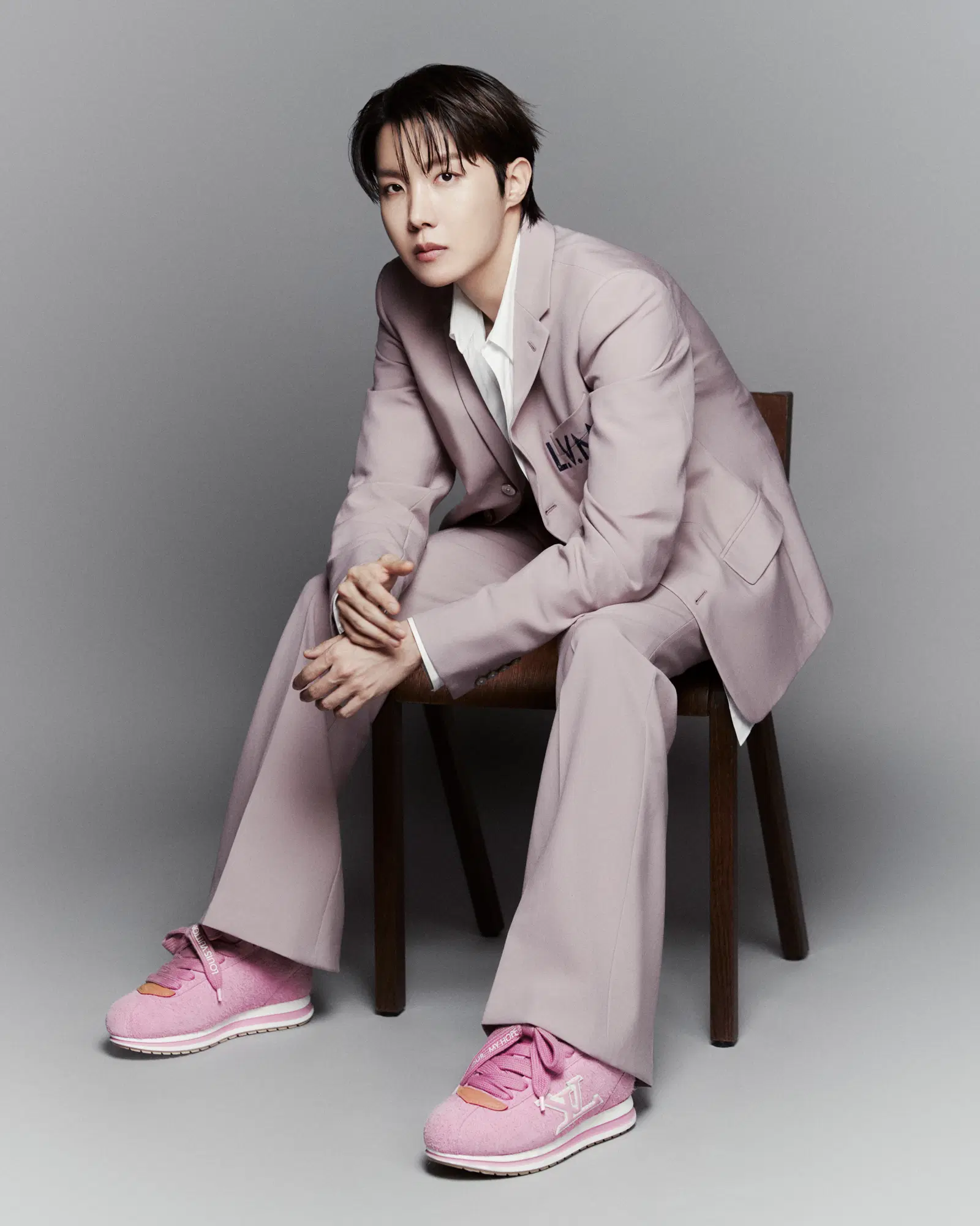 루이비통 x 제이홉 LV 버터소프트 스니커즈 공식 이미지
