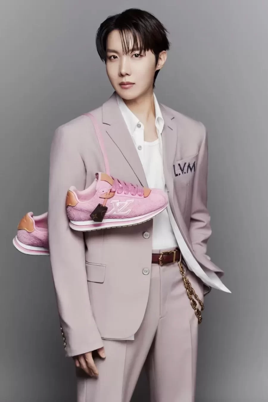 루이비통 x 제이홉 LV 버터소프트 스니커즈 착용컷 2